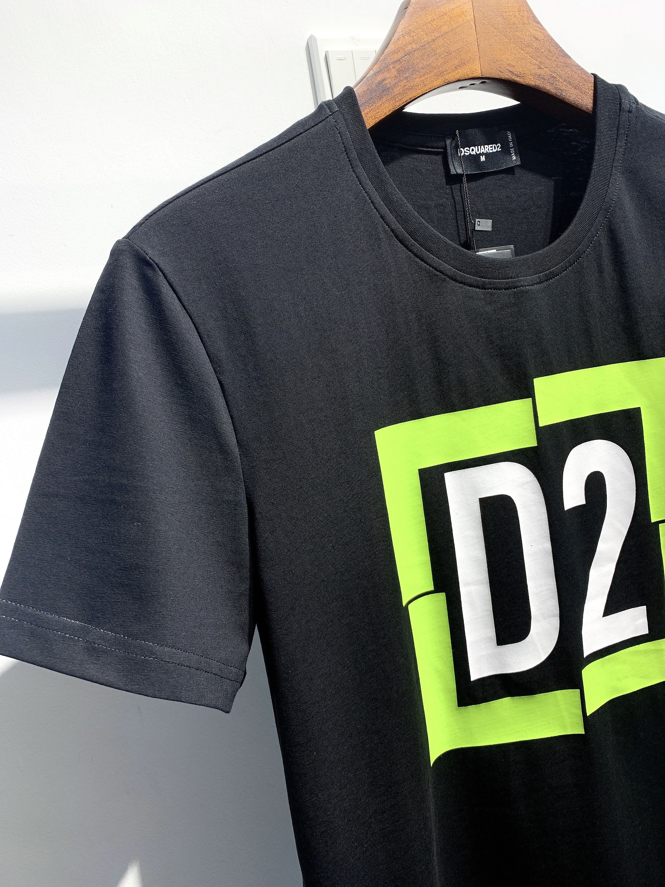 DSQUARED2 DSQ2 Maple Leaf Logo Black T-Shirt