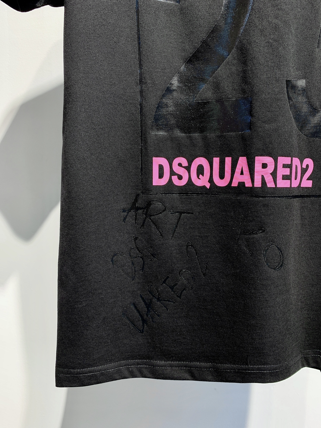 DSQUARED2 Men’s 23 Graffiti Logo Print Crew Neck T-Shirt – Premium Cotton Streetwear Tee