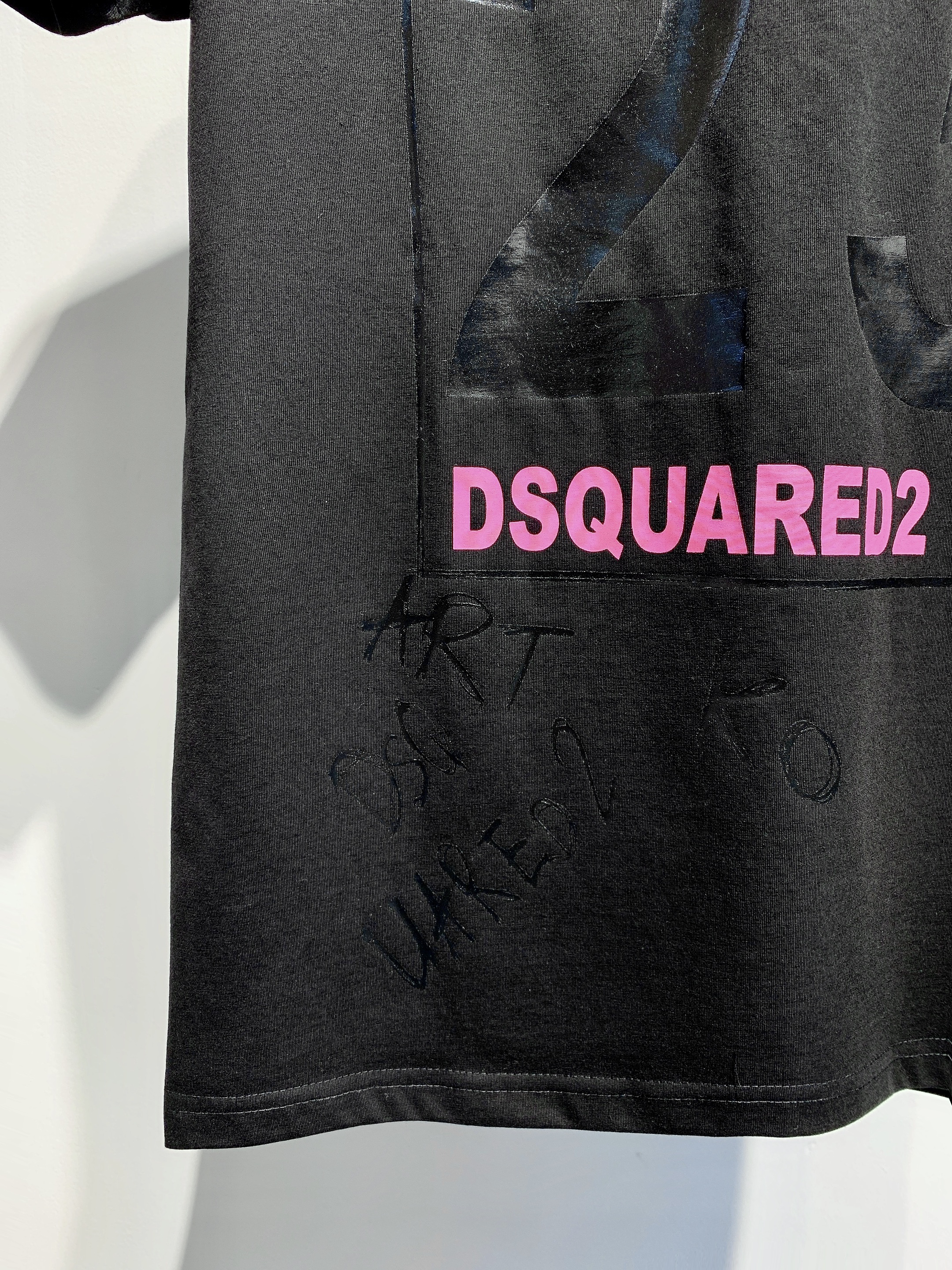 DSQUARED2 Men’s 23 Graffiti Logo Print Crew Neck T-Shirt – Premium Cotton Streetwear Tee